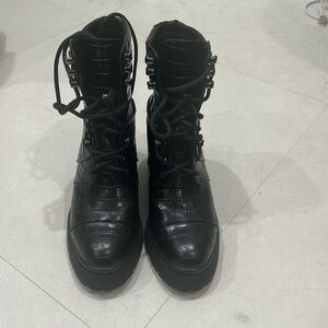 Alice +Olivia croco black print boots